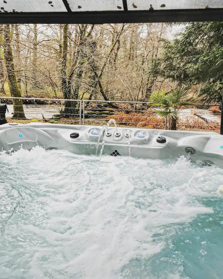 Jacuzzi privatif avec vue sur la rivière