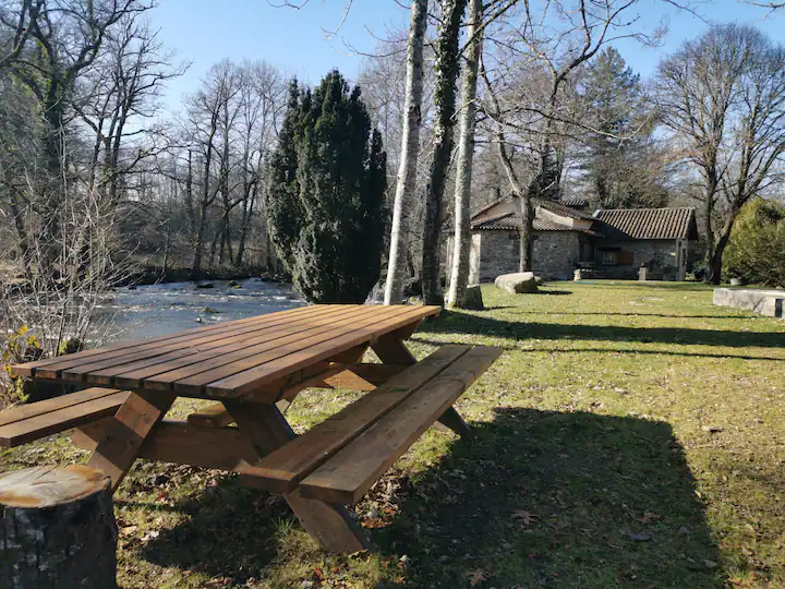 Photo extérieure de la table en bois pour y partager des repas chaleureux